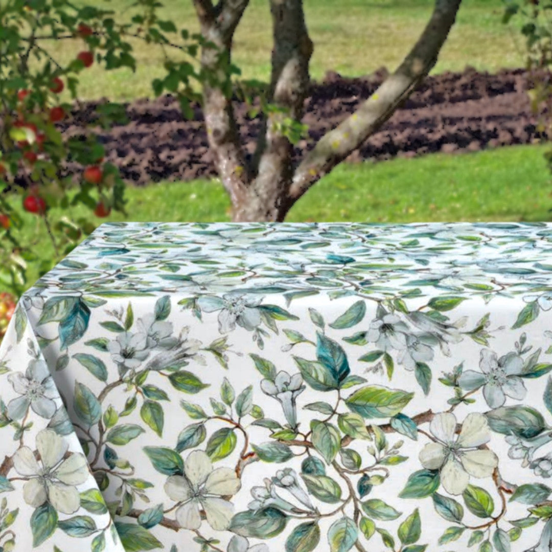 Apple Blossom Blue - Voksdug med klassisk blomstermotiv, 160 cm bred