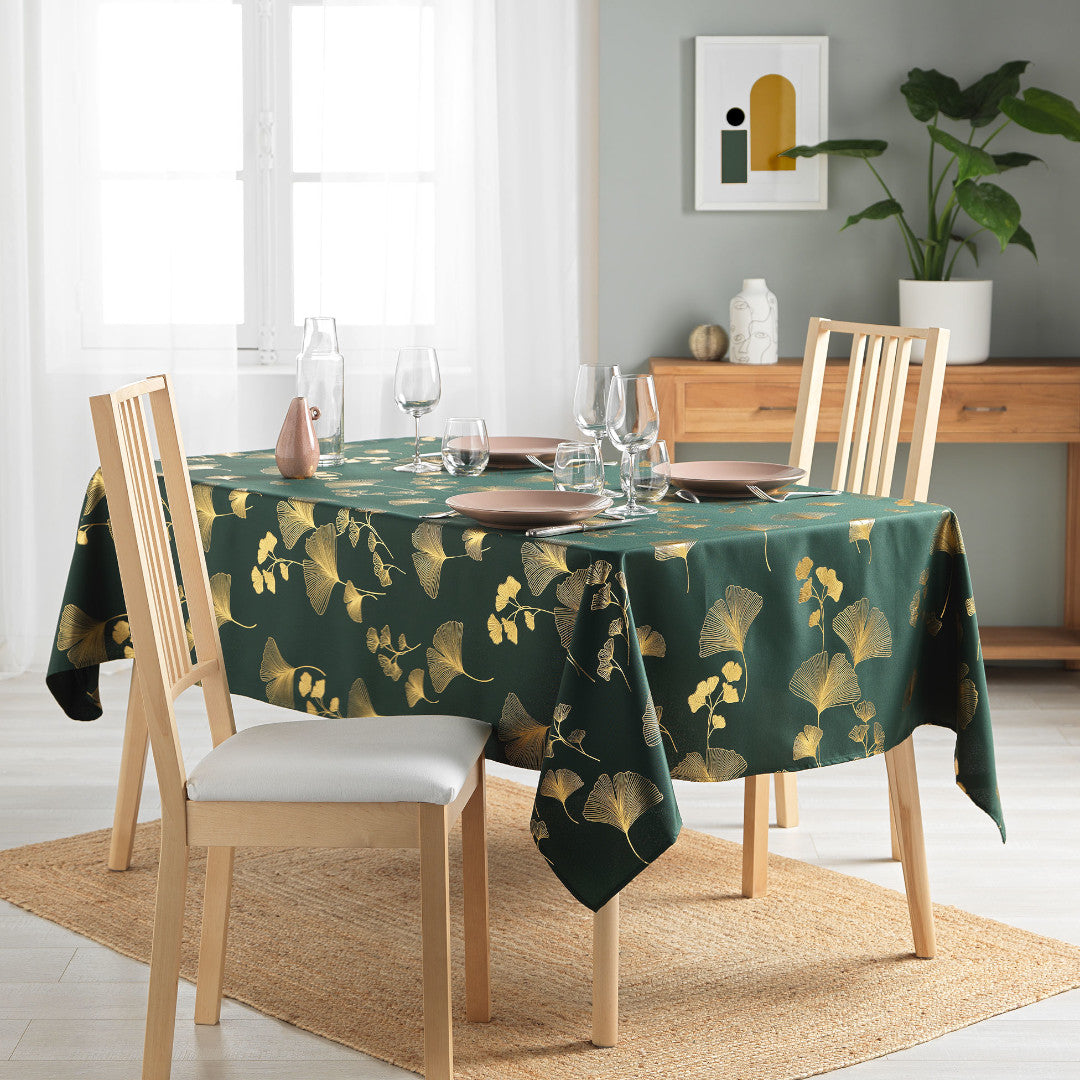 Bloomy Metallic Print - Green/Gold - Juledug med anti-plet, 150 x 240 cm, miljø