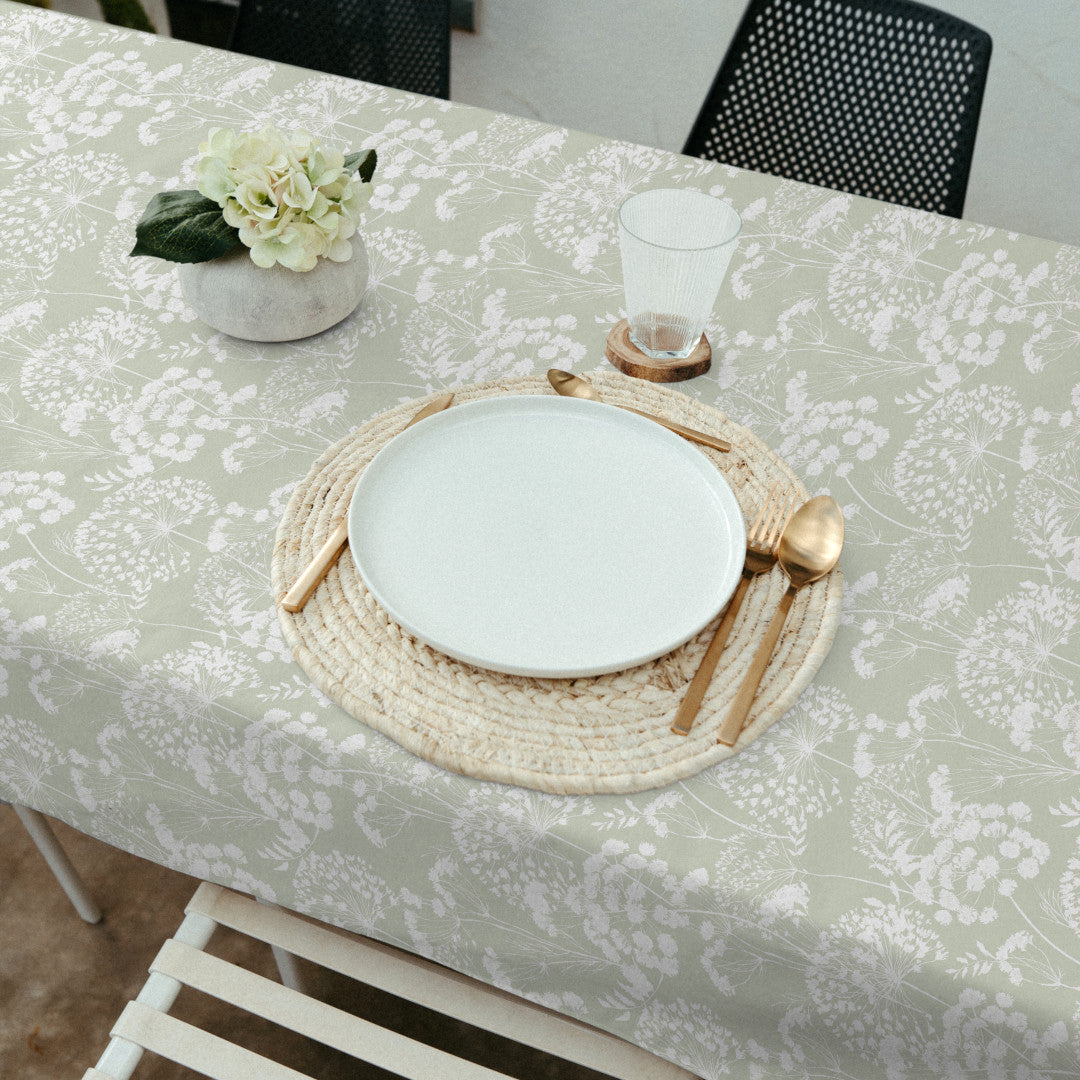 Ceres – Akryldug med blomstersilhuetter i støvet grøn, miljø