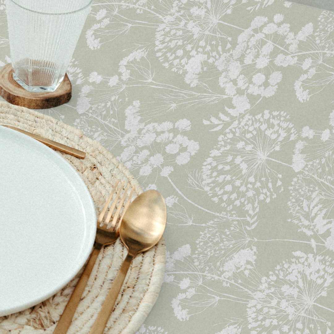 Ceres – Akryldug med blomstersilhuetter i støvet grøn, nærbillede