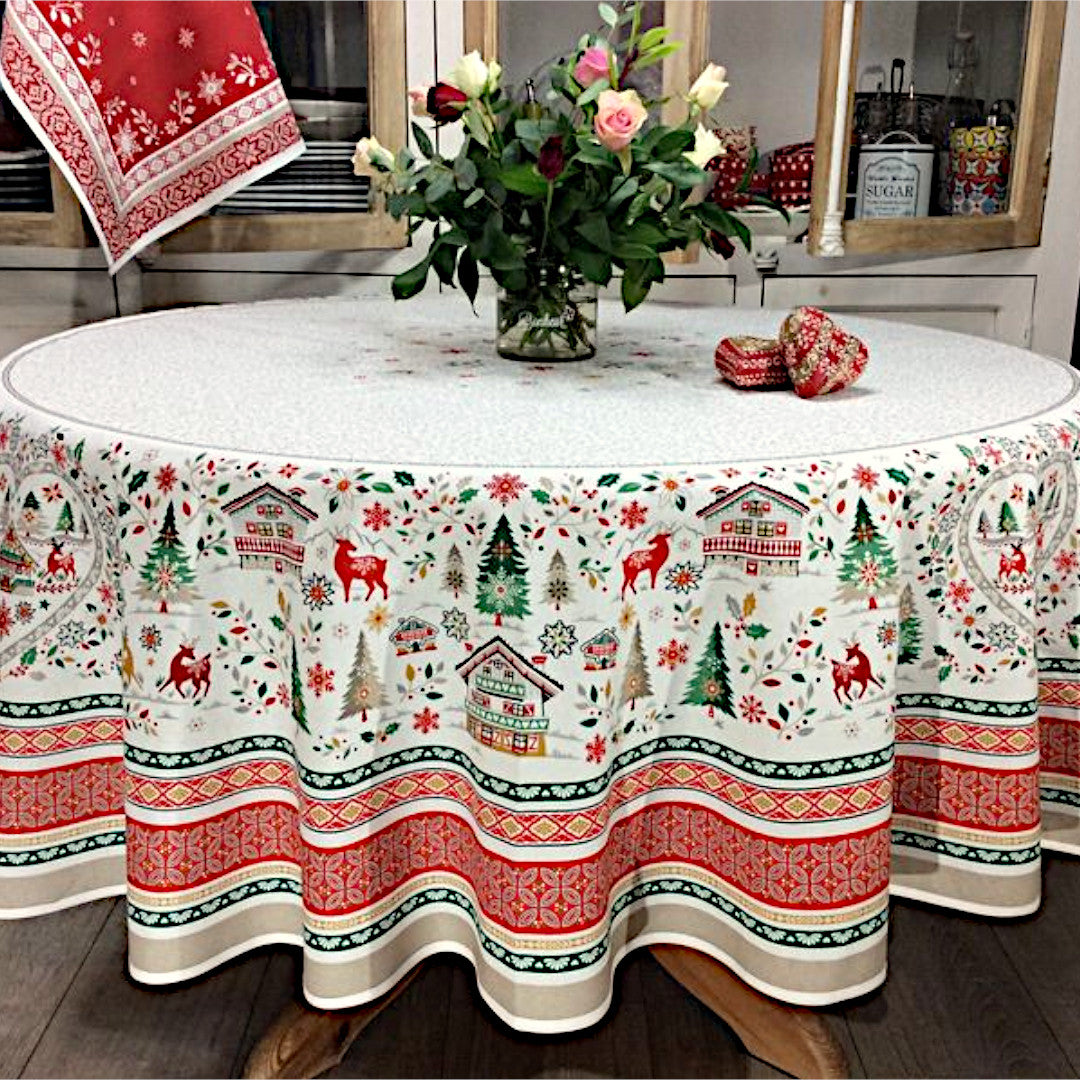 Cervin Rød Grøn - Stor rund akrylbelagt fransk juledug Ø 230, miljø