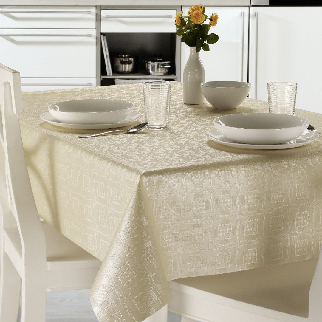 Champagne Damask - Elegant voksdug med klassisk damaskmønster i champagnefarve, miljø