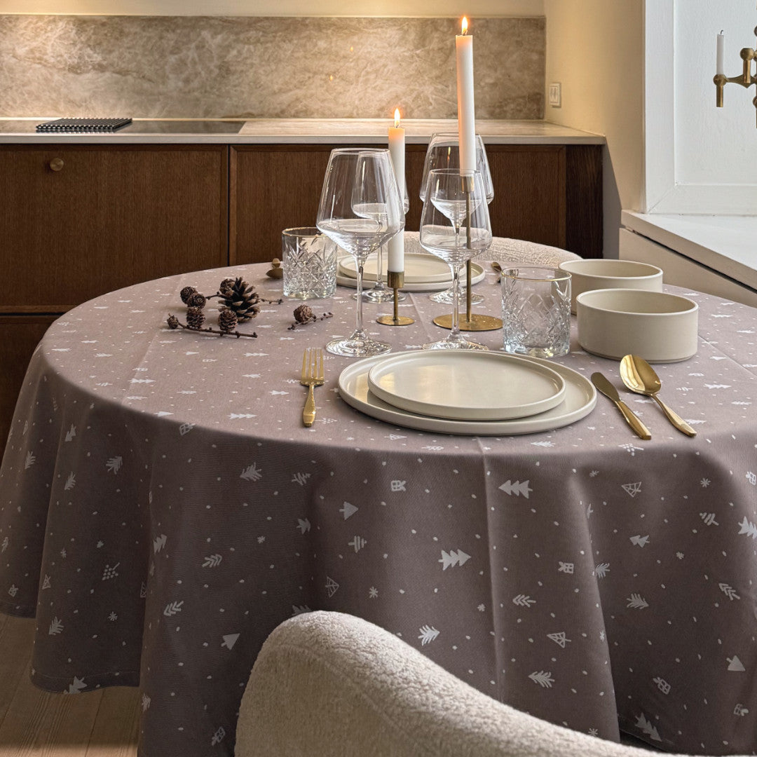 Christmas Carol Natur – Rund damaskvævet juledug Ø 160 cm, miljø