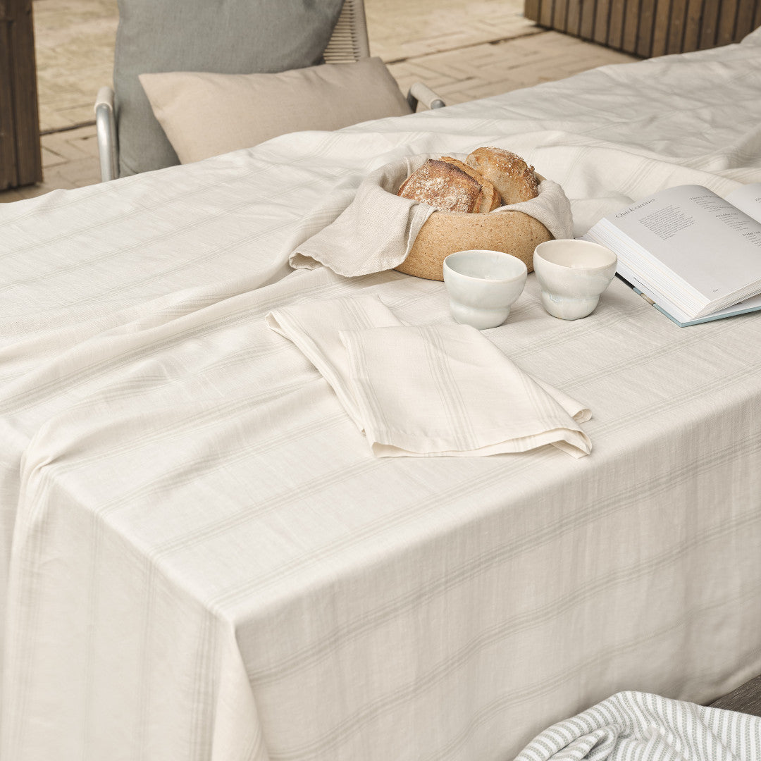 Compliments Hørdug Brise, Grå/Grøn - 150 x 290 cm, på bord