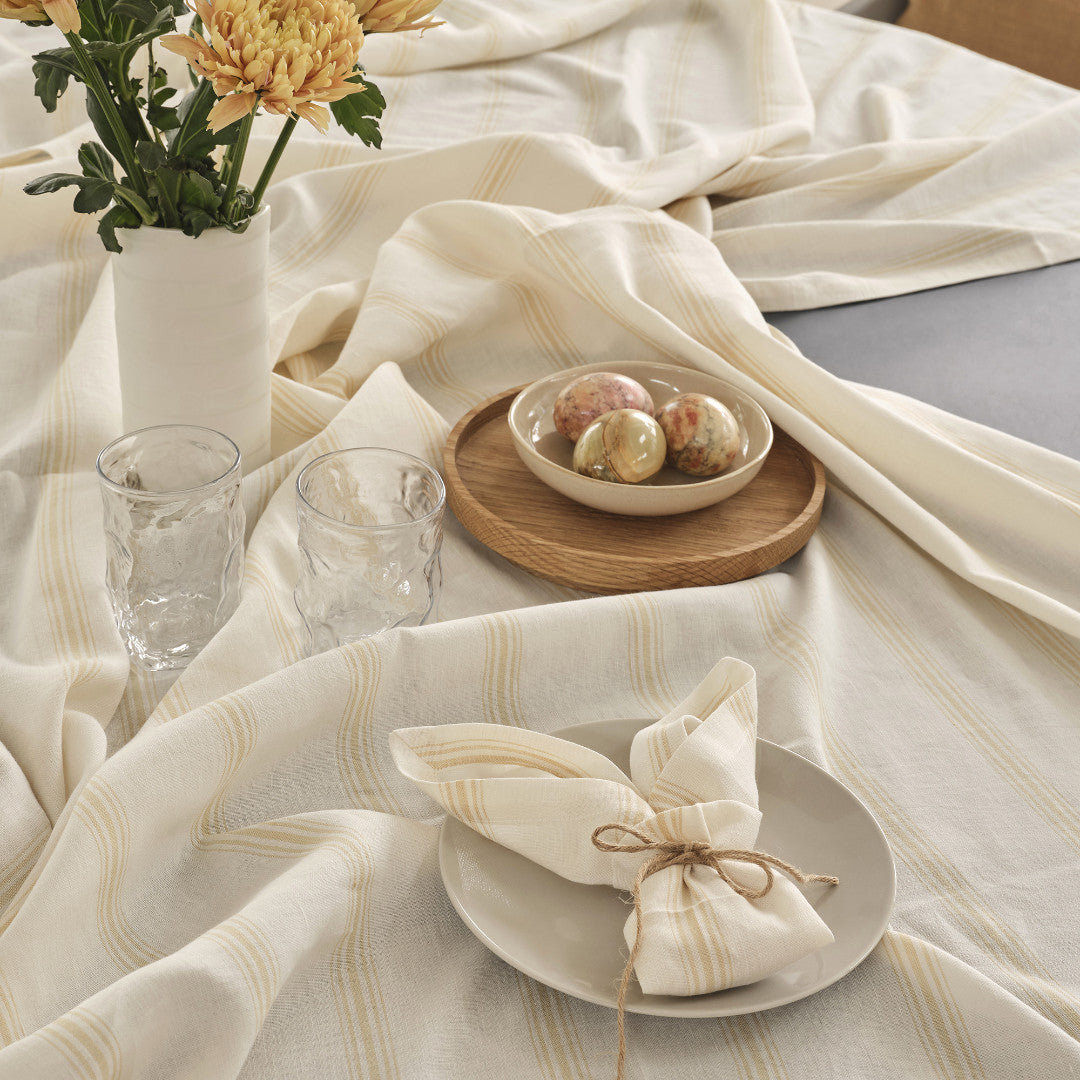 Compliments Hørdug Brise, Sand - 200 x 200 cm, på bord