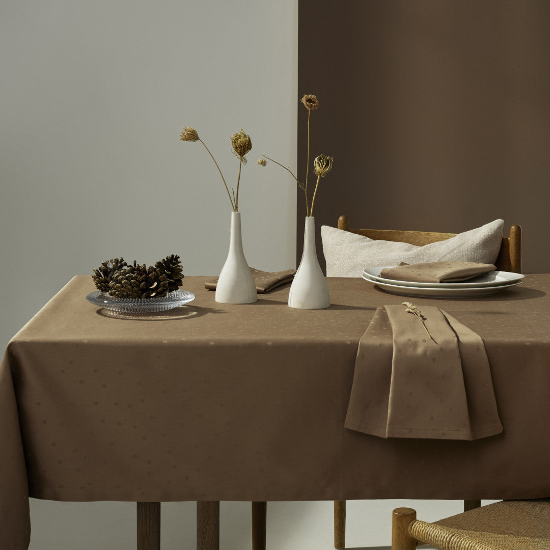 Compliments Damaskdug Confetti, Walnut - 150 x 350 cm, miljø