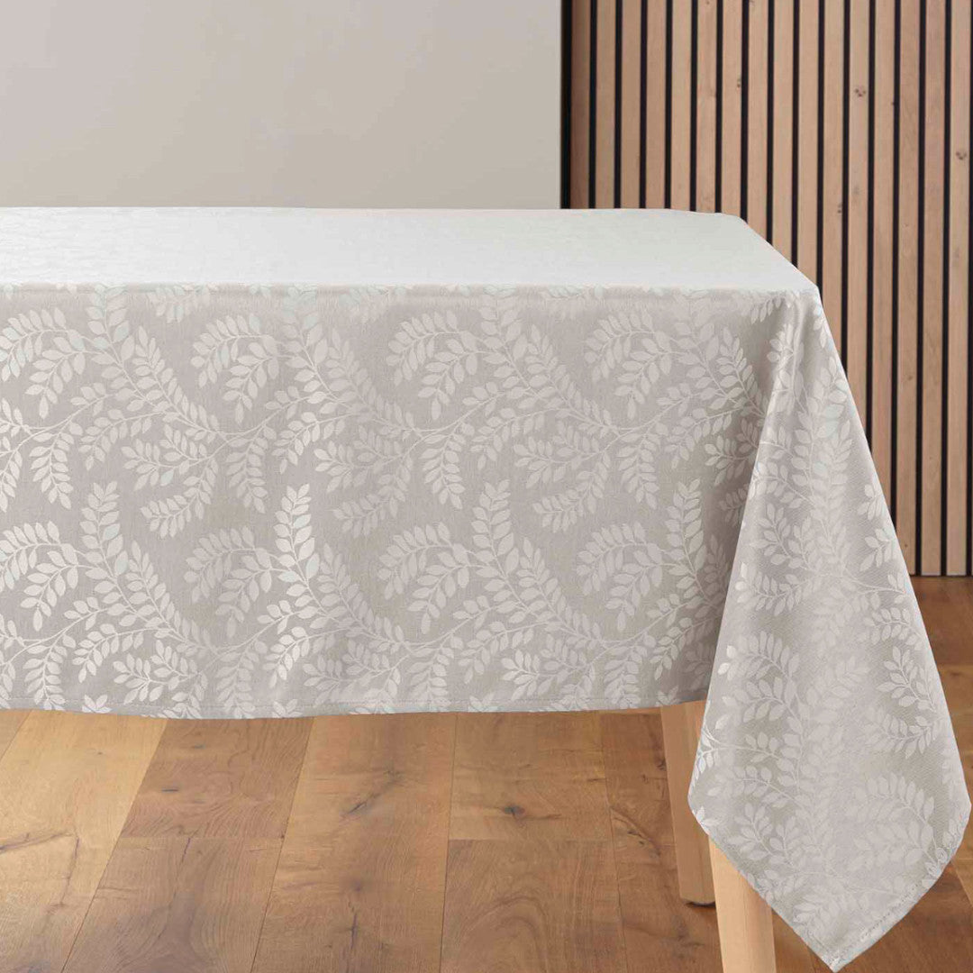 Doriane Taupe – Damaskdug med vævet bladmønster – 140 x 240 cm, bord