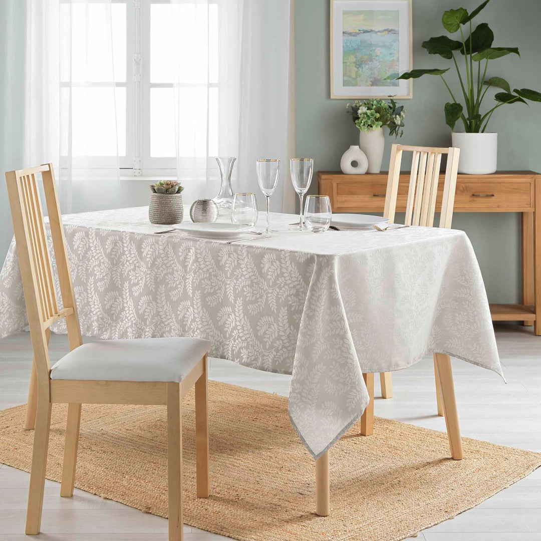 Doriane Taupe – Damaskdug med vævet bladmønster – 140 x 240 cm, miljø