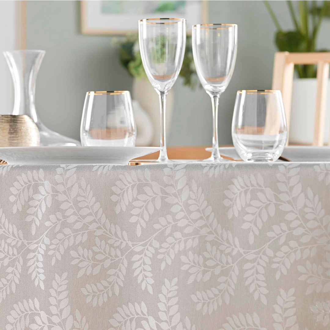 Doriane Taupe – Damaskdug med vævet bladmønster – 140 x 240 cm, nærbillede