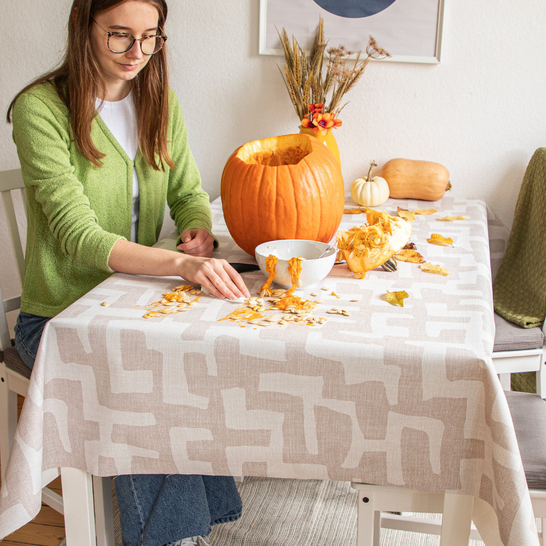 Ellada - Ekstra kraftig voksdug i beige med grafisk mønster, aftøriring miljø