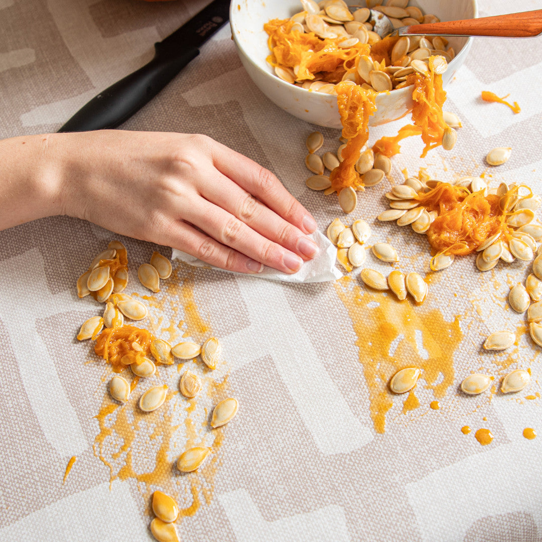 Ellada - Ekstra kraftig voksdug i beige med grafisk mønster, nærbillede