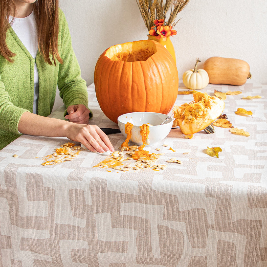 Ellada - Ekstra kraftig voksdug i beige med grafisk mønster, aftøriring miljø