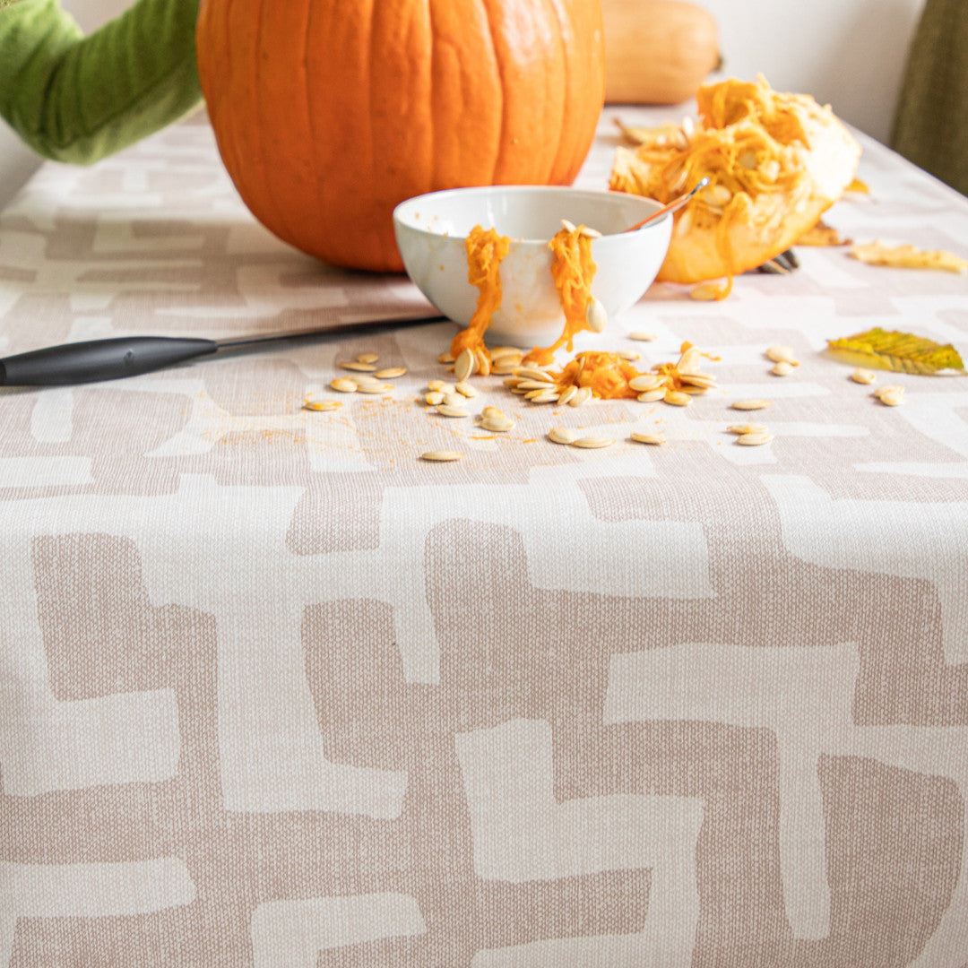 Ellada - Ekstra kraftig voksdug i beige med grafisk mønster