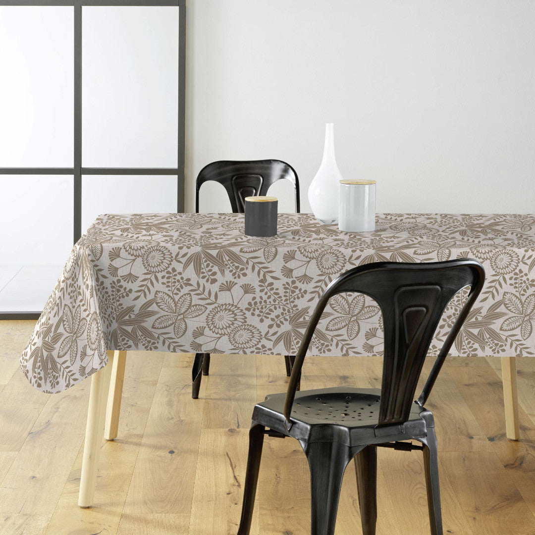 Fleuria Beige - Voksdug med botanisk mønster i varm beige, miljø