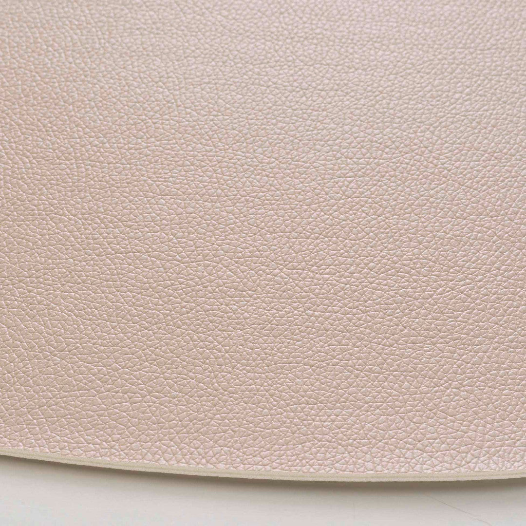 Galita Cream - Dækkeserviet i imiteret læder 37 x 45 cm vendbar, nærbillede