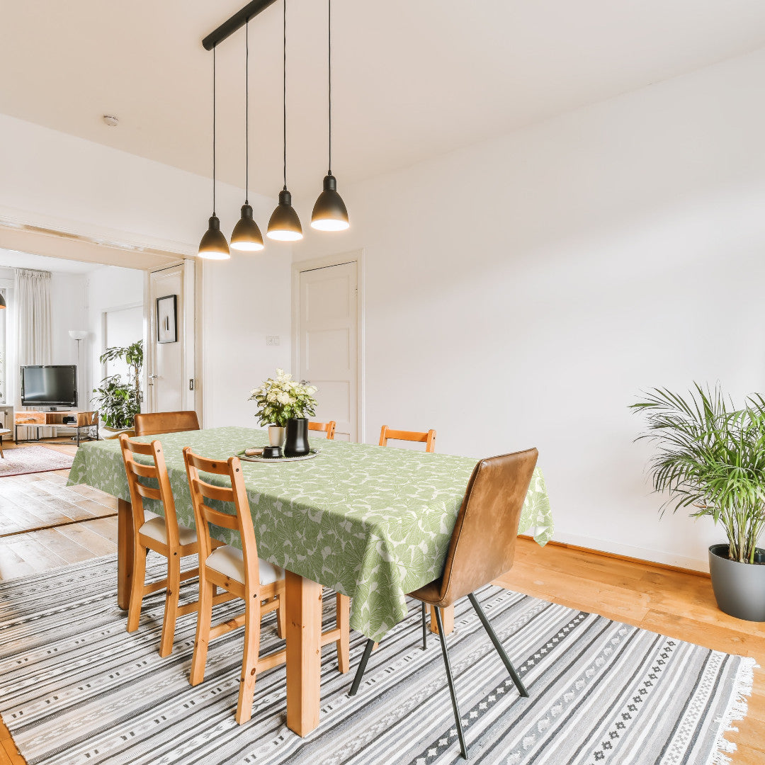 Ginkgo Leafy - Ekstra kraftig voksdug med livligt bladmotiv i støvet grøn, miljø stue