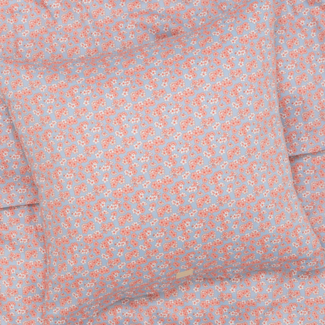 JUNA Pleasantly sengetøj 200 x 220 cm – Lys blå/Rosa, nærbillede
