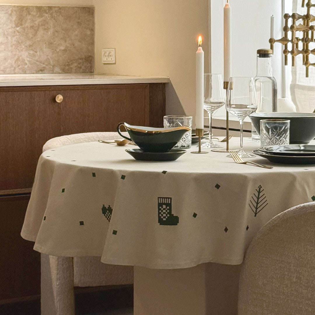 Julia Grøn - Broderet juledug/juletræstæppe Ø 140 cm