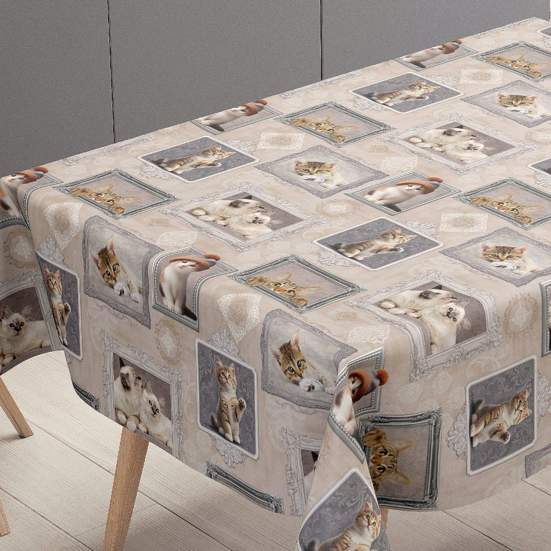 Killingegalleri – Beige voksdug med killinger i rammer, bordende