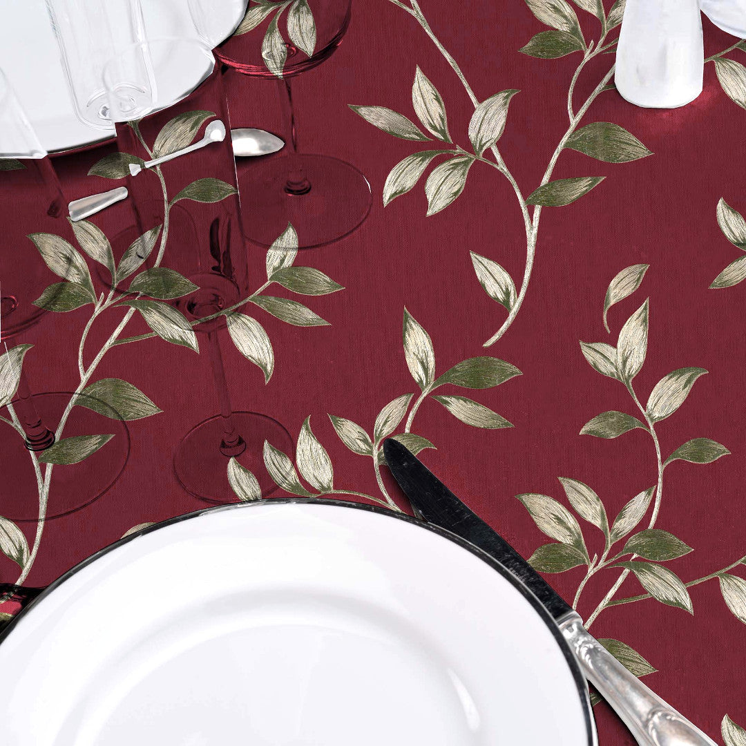 Liane Rouge – Voksdug i bordeaux med gyldne bladranker, nærbillede bord
