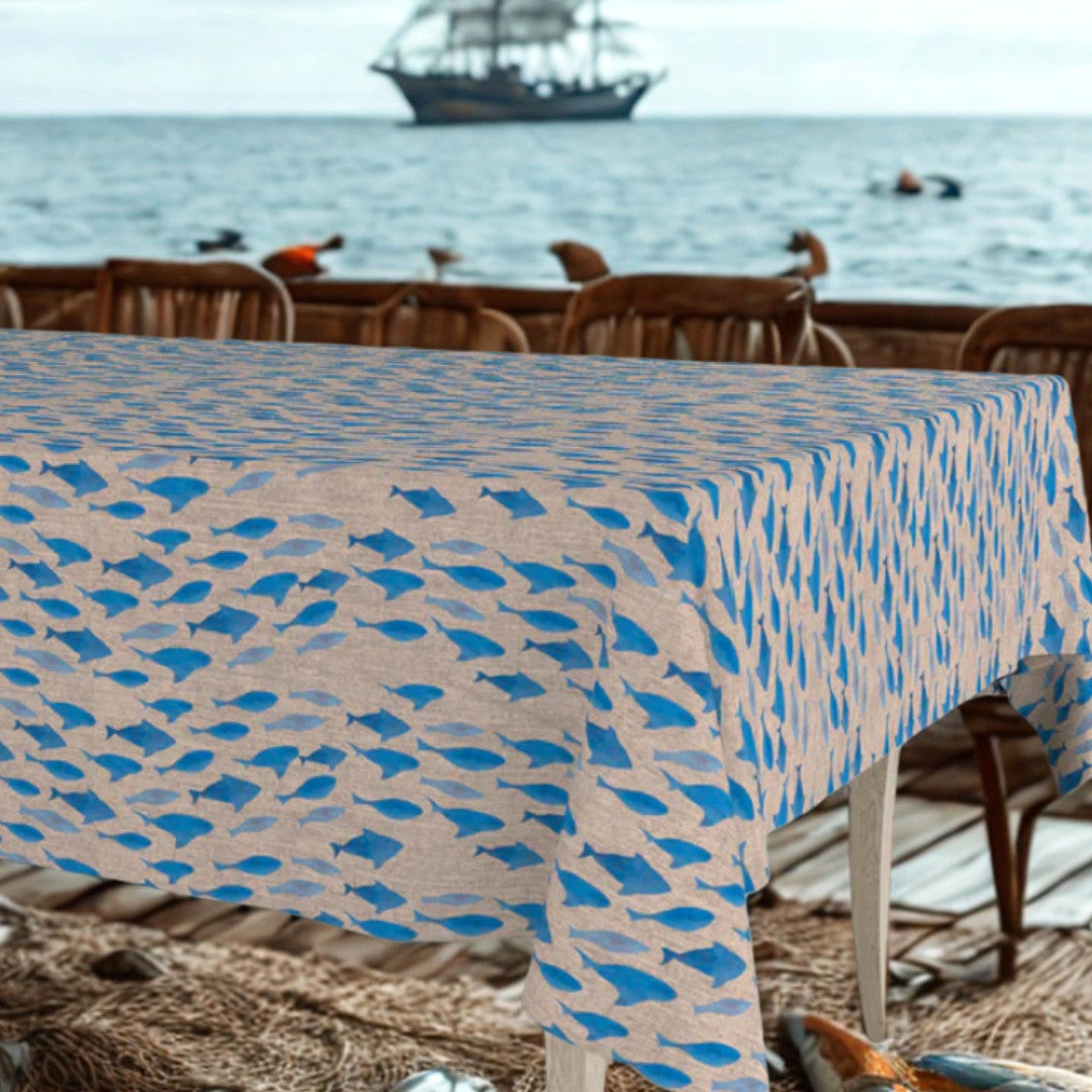 Marino Blåfisk – Akryldug i hørlook med maritimt mønster, 160 cm ved havet