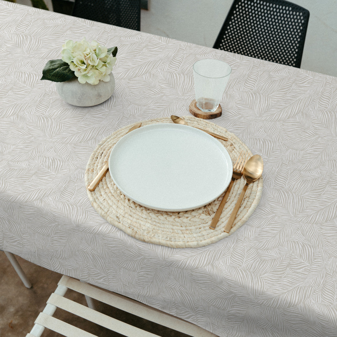 Nanda Beige – Akryldug med bløde palmeblade, miljø