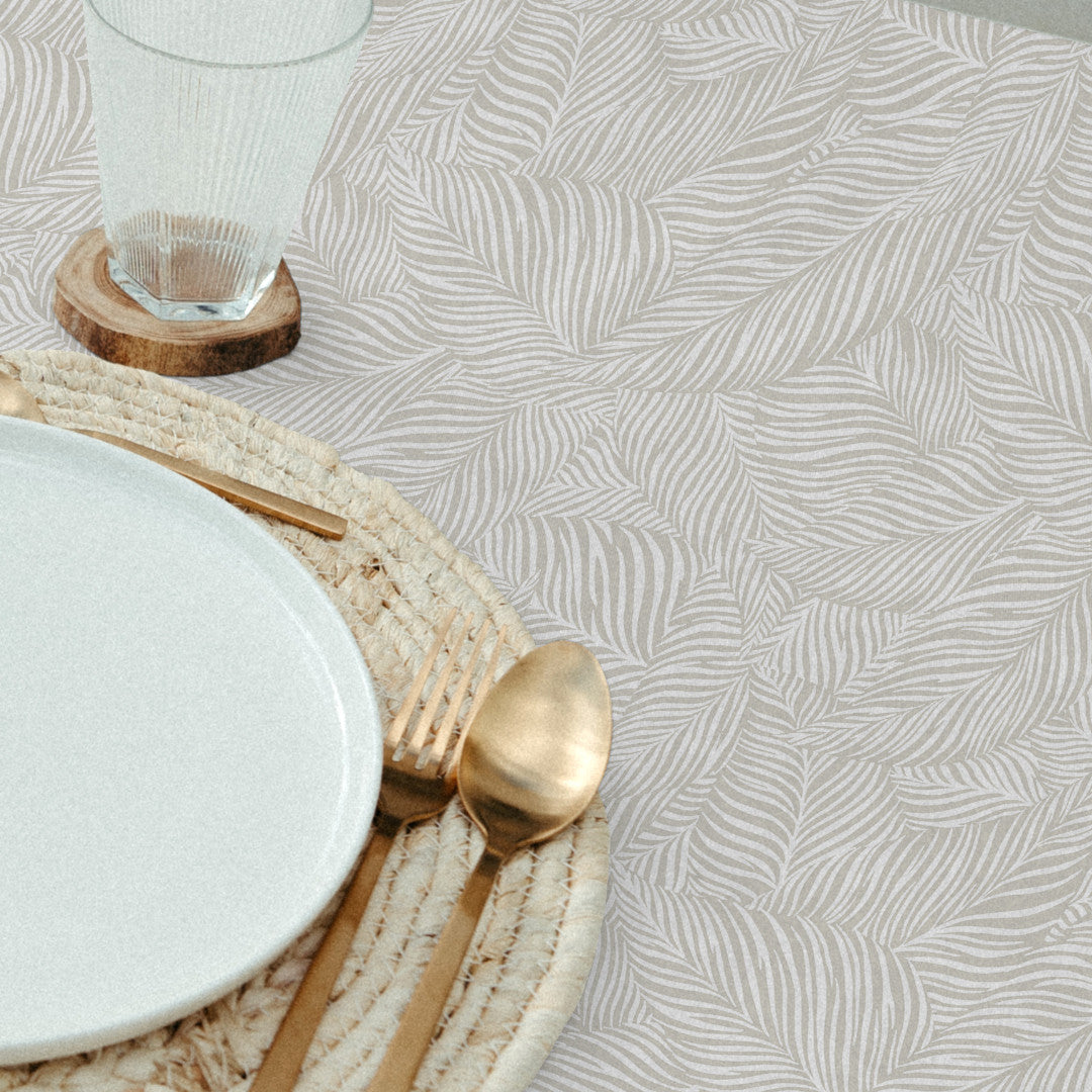 Nanda Beige – Akryldug med bløde palmeblade, nærbillede