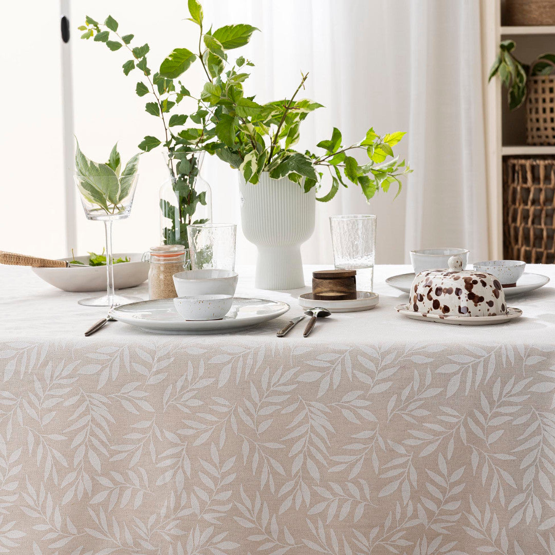 Naya Naturel – Stofdug i hørlook med diskret bladmønster – 140 x 240 cm, nærbillede