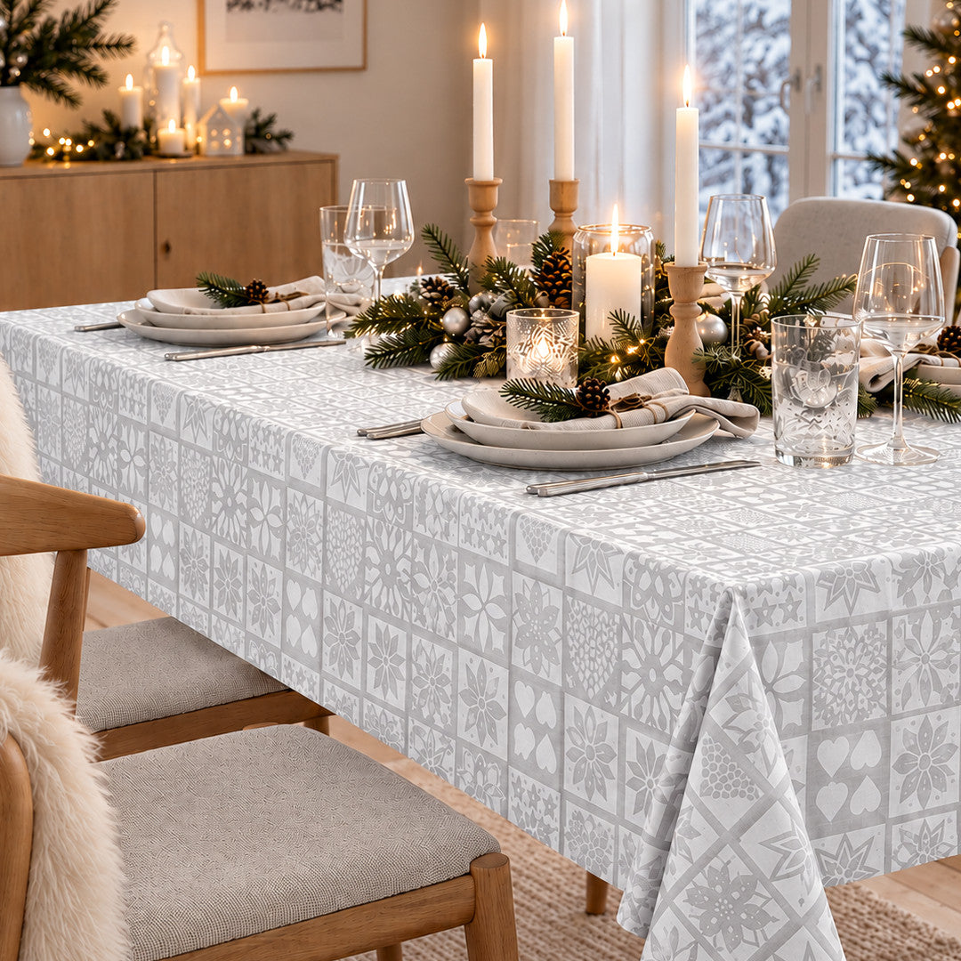 Nordfavn Christmas Carols Lys Sølv – Julevoksdug med nordisk julemønster, miljø