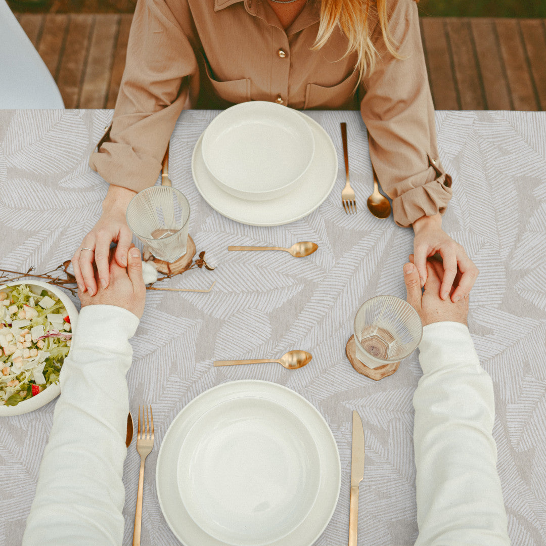 Nordfavn Edna – Akryldug med diskret bladmønster på sandfarvet bund, bord