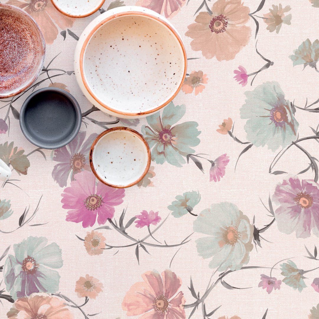 Nordfavn Gerbera Beige – Voksdug med blomster i hørtryk, mønster