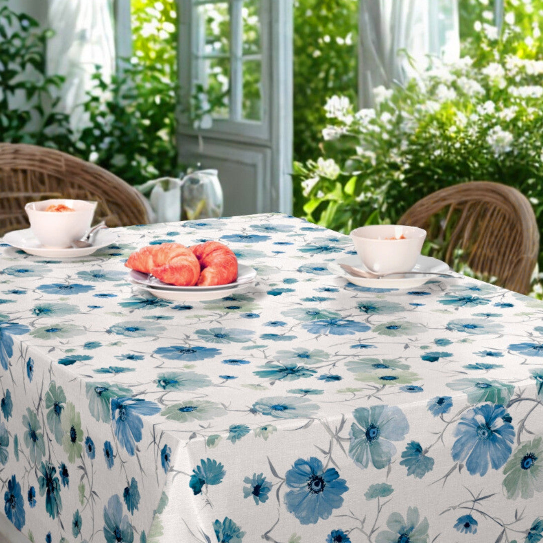 Nordfavn Gerbera Blå – Voksdug med blomsterprint i blå nuancer, havestuemiljø