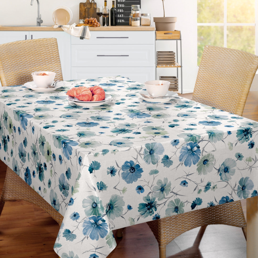 Nordfavn Gerbera Blå – Voksdug med blomsterprint i blå nuancer, køkkenmiljø