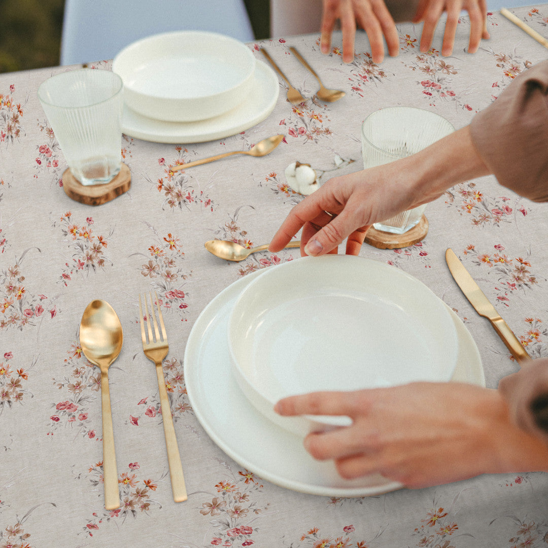 Nordfavn Kassia – Akryldug med blomster på lys naturfarvet bund, bord