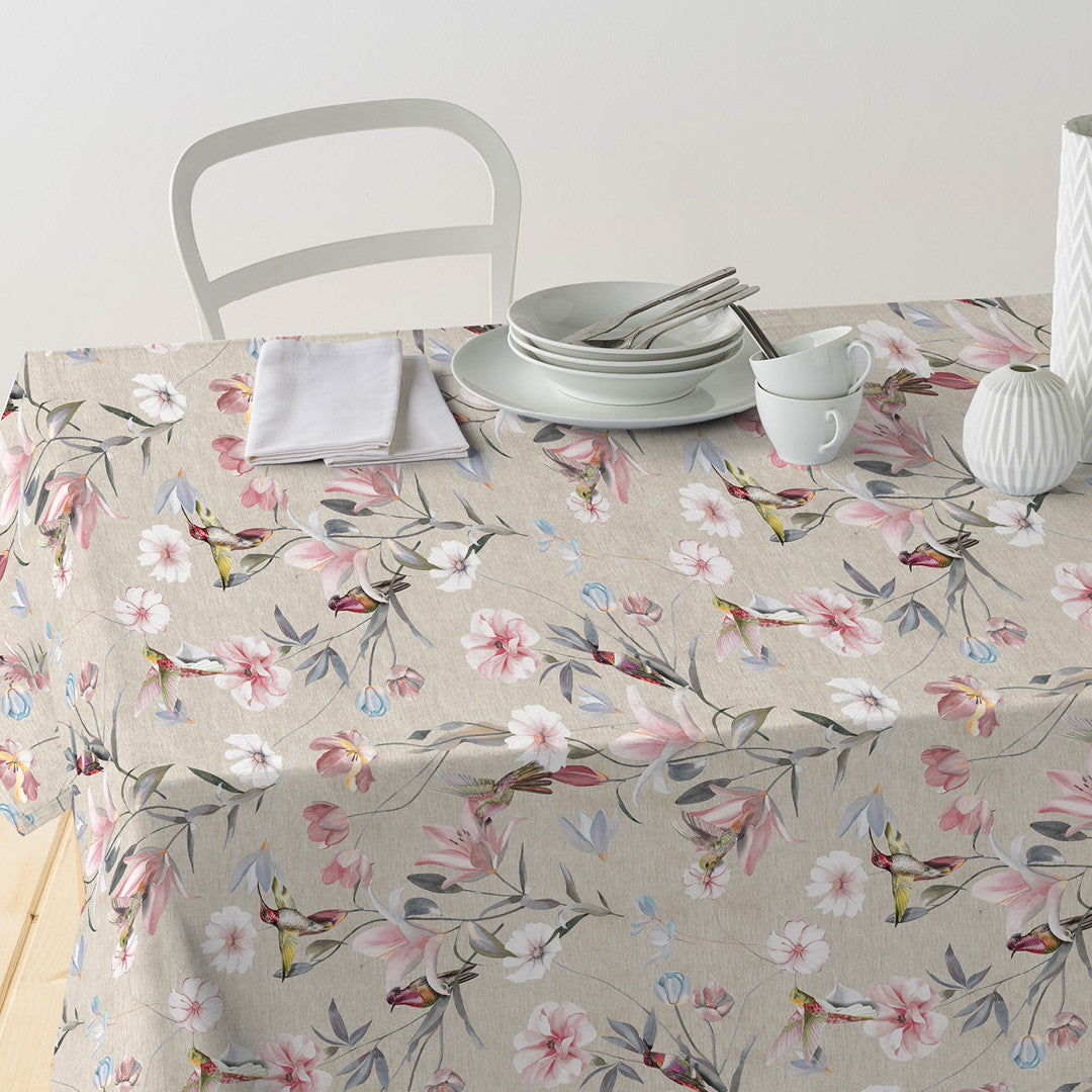 Nordfavn Life – Akryldug med kolibrier og blomster på naturfarvet bund, bord