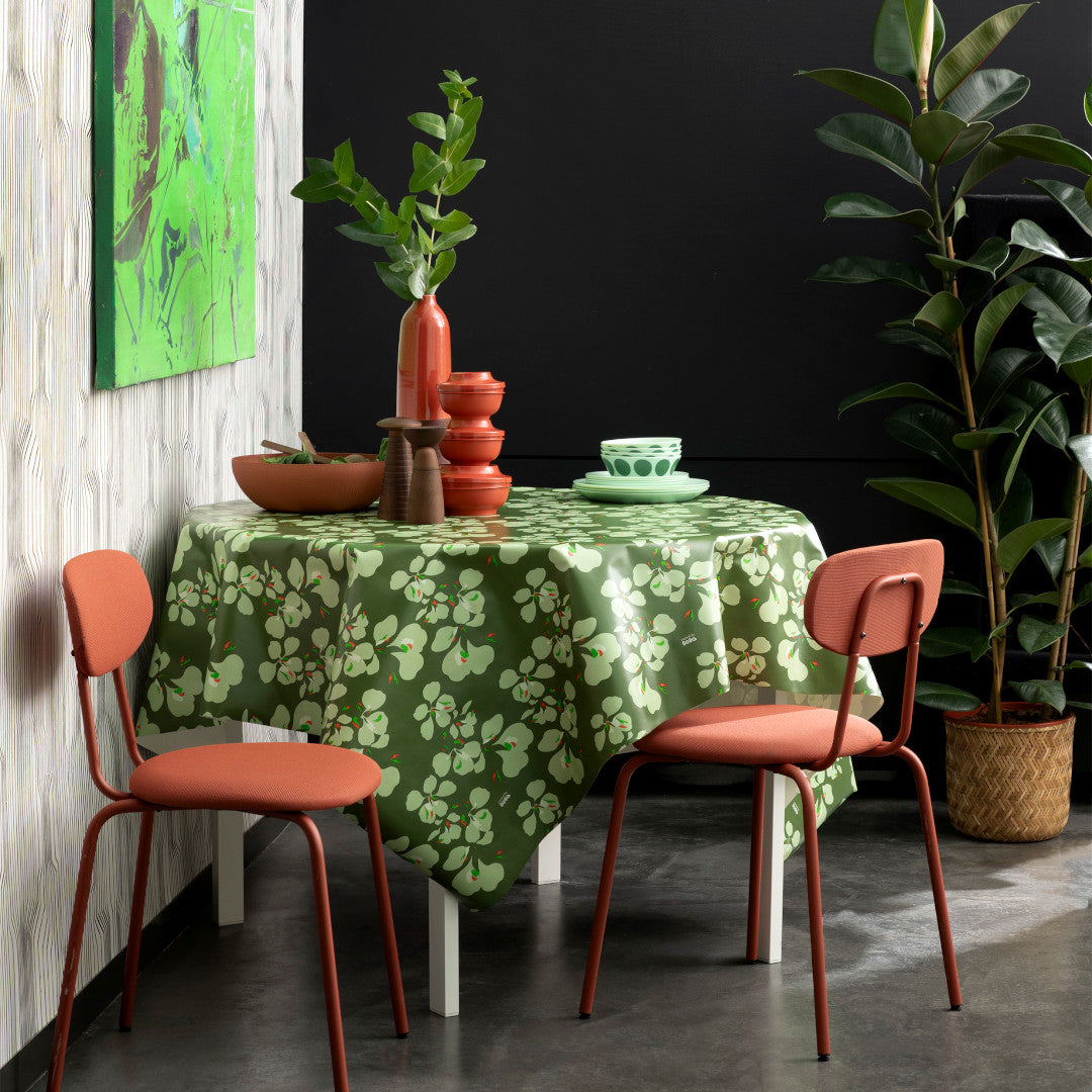 Orkide Dusty Olive – Lola voksdug med blomsterprint, miljø