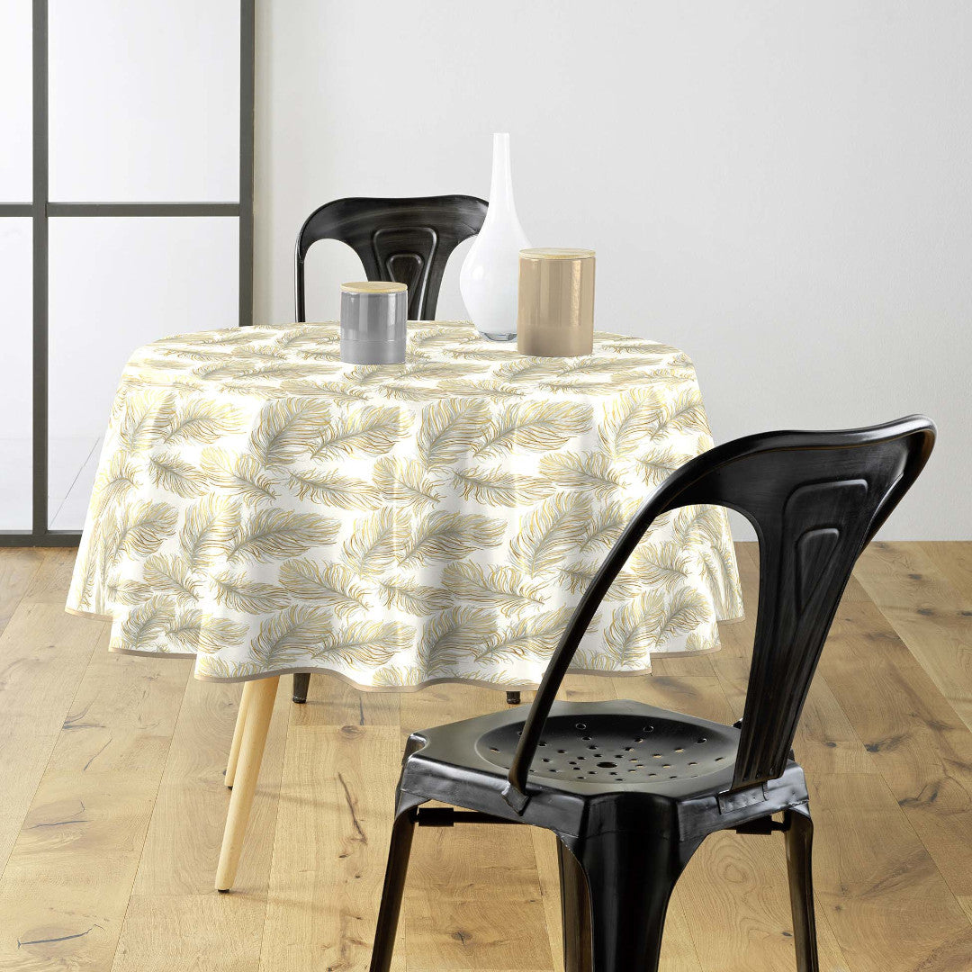 Plumina Mettalic - Rund voksdug med elegante fjer i guld og grå, Ø 155 cm, miljø