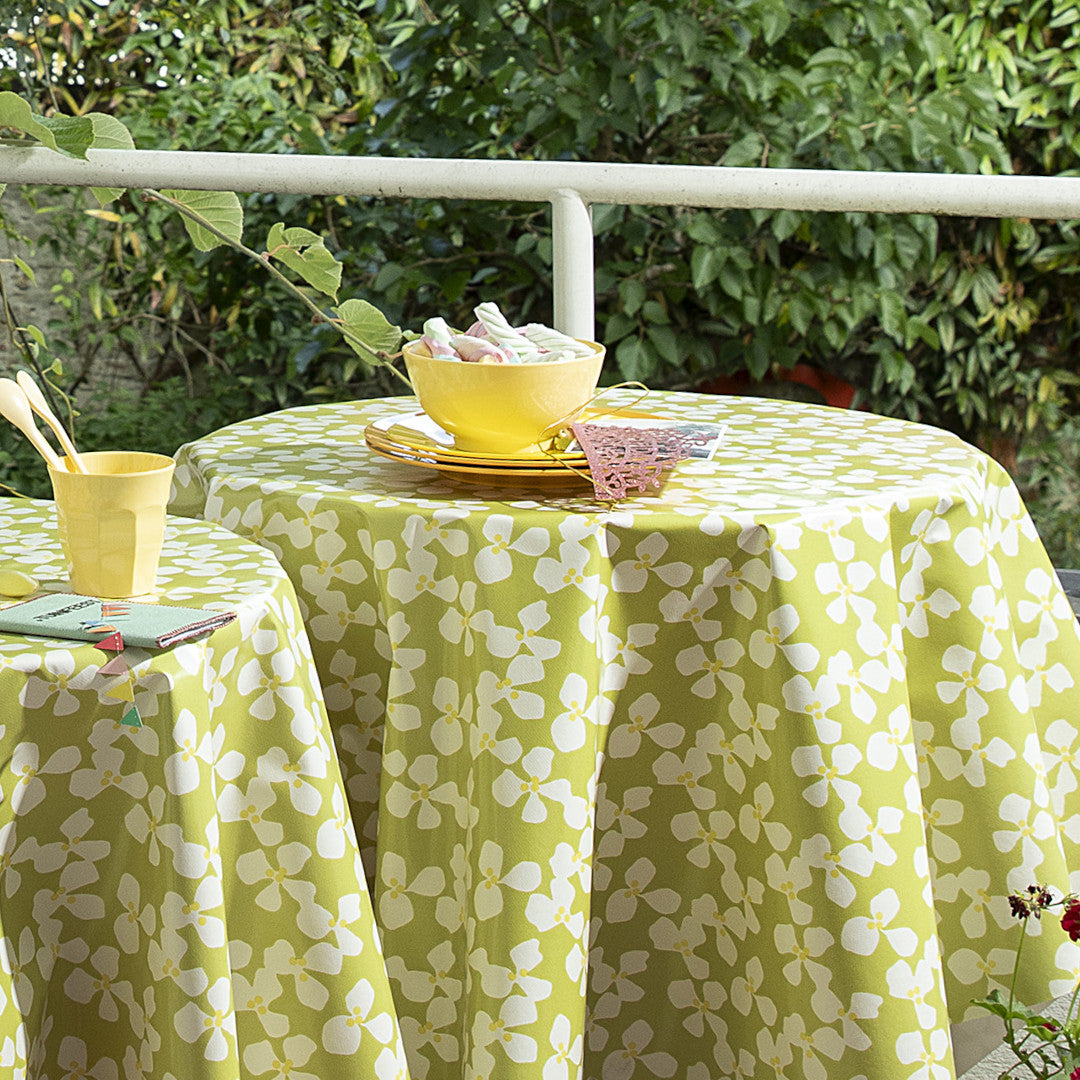 Poppy Spring Moss Lola rund voksdug blomsterdesign