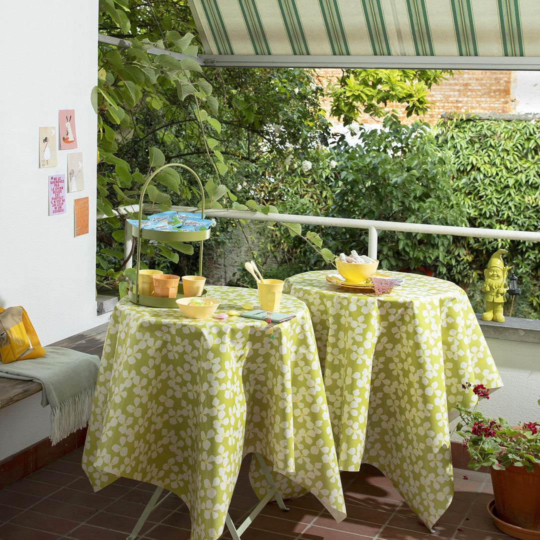 Poppy Spring Moss - Lola voksdug med grafisk blomsterdesign, miljø