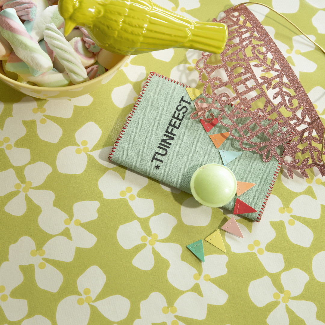 Poppy Spring Moss - Lola voksdug med grafisk blomsterdesign, nærbillede