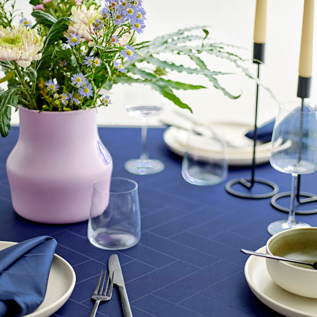 Södahl Tiles Rund Damaskdug Ø 180 cm - Indigo, på bordet