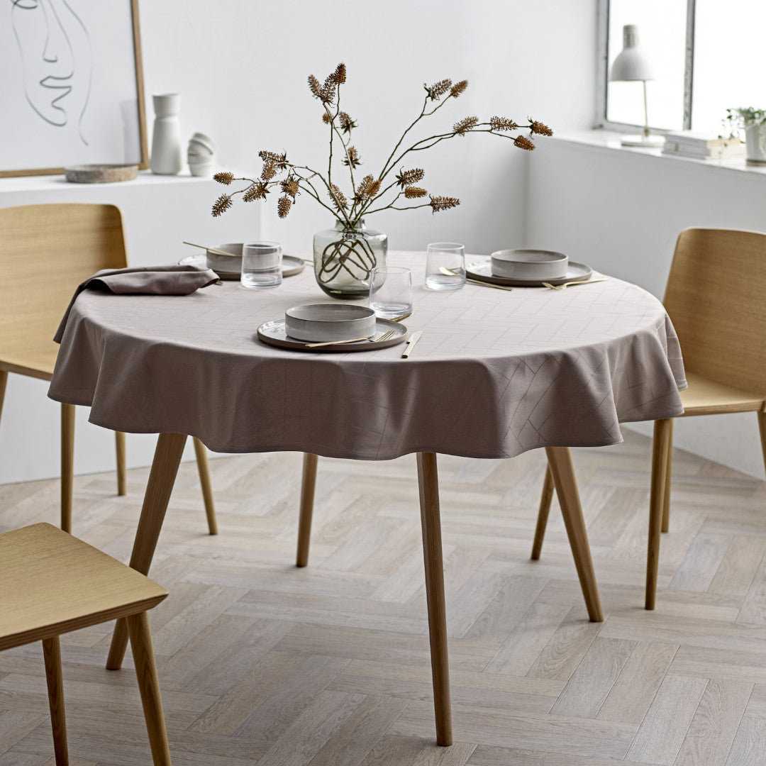 Södahl Tiles Rund Damaskdug Ø 180 cm - Taupe, miljø