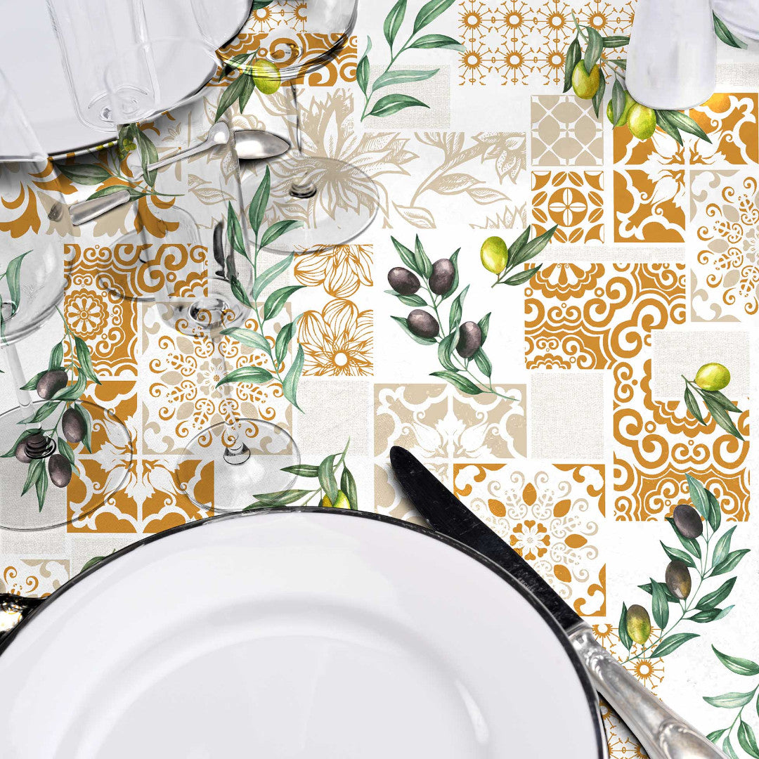 Solanova – Voksdug med oliven og gyldne kakler, nærbillede