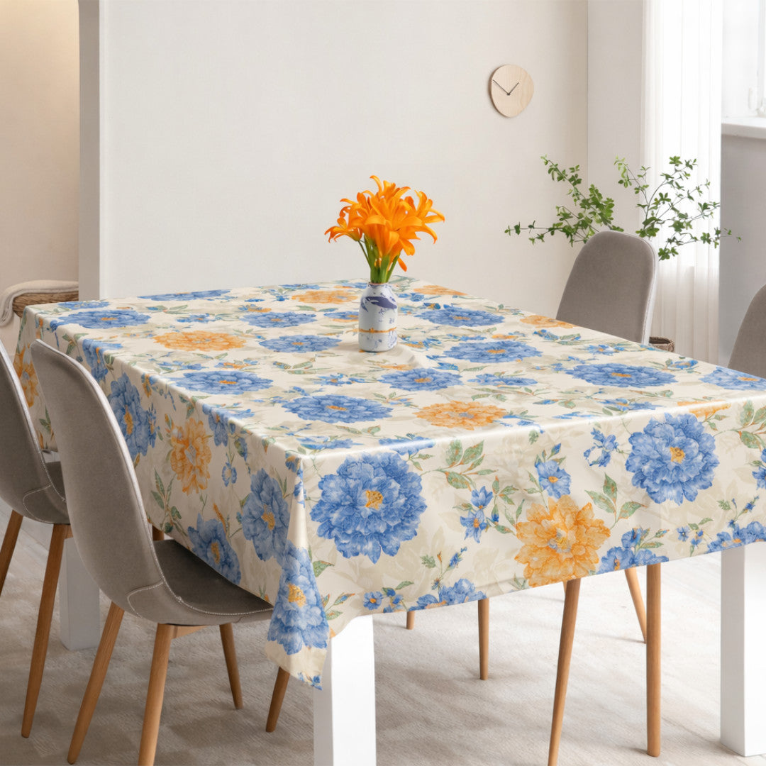 Sommerflora Beige – Voksdug med blå og gyldne blomster, miljø