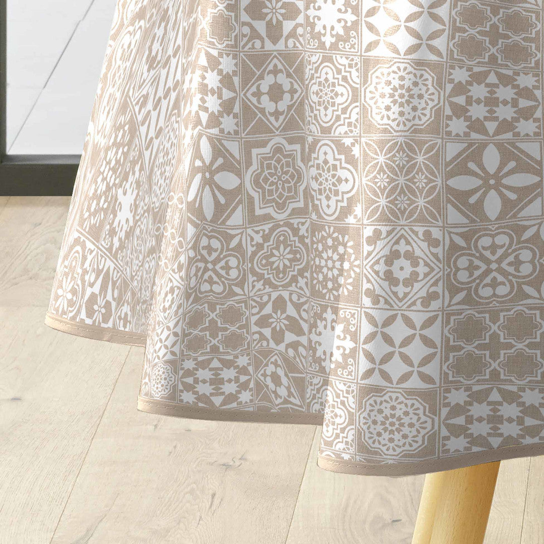 Textilia Carella – Rund voksdug med klassisk kakelmønster i beige, Ø 155 cm, kantbånd
