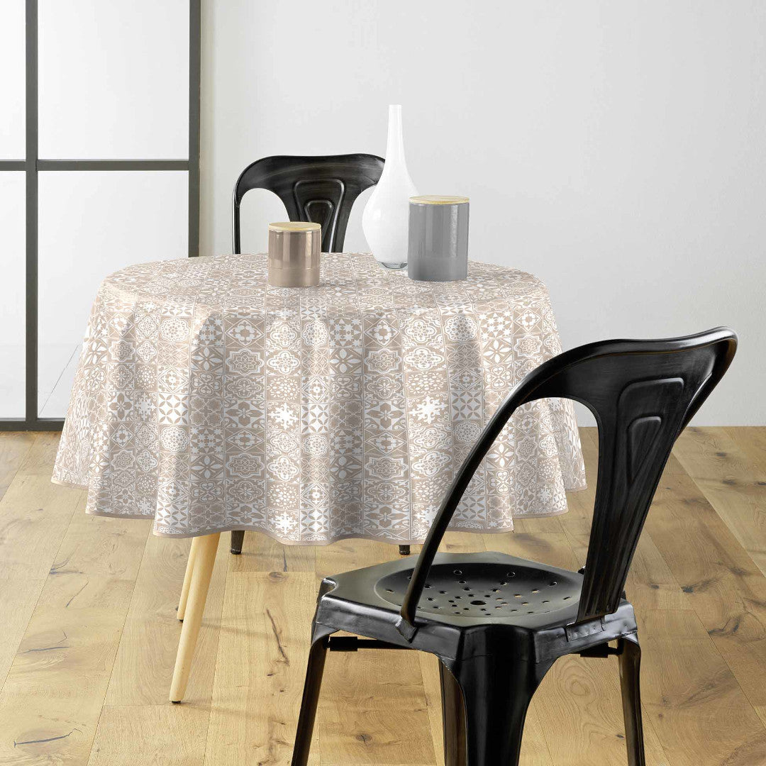 Textilia Carella – Rund voksdug med klassisk kakelmønster i beige, Ø 155 cm, miljø