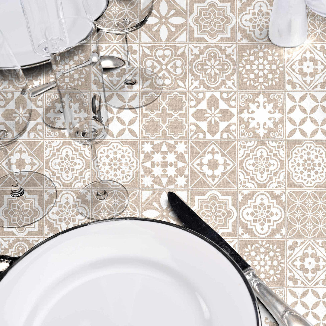 Textilia Carella – Rund voksdug med klassisk kakelmønster i beige, Ø 155 cm, nærbillede