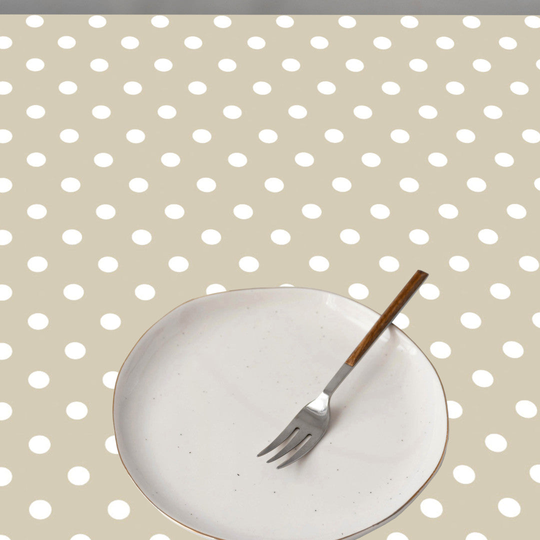 Top Dots Beige - Lys beige voksdug med hvide prikker, miljø