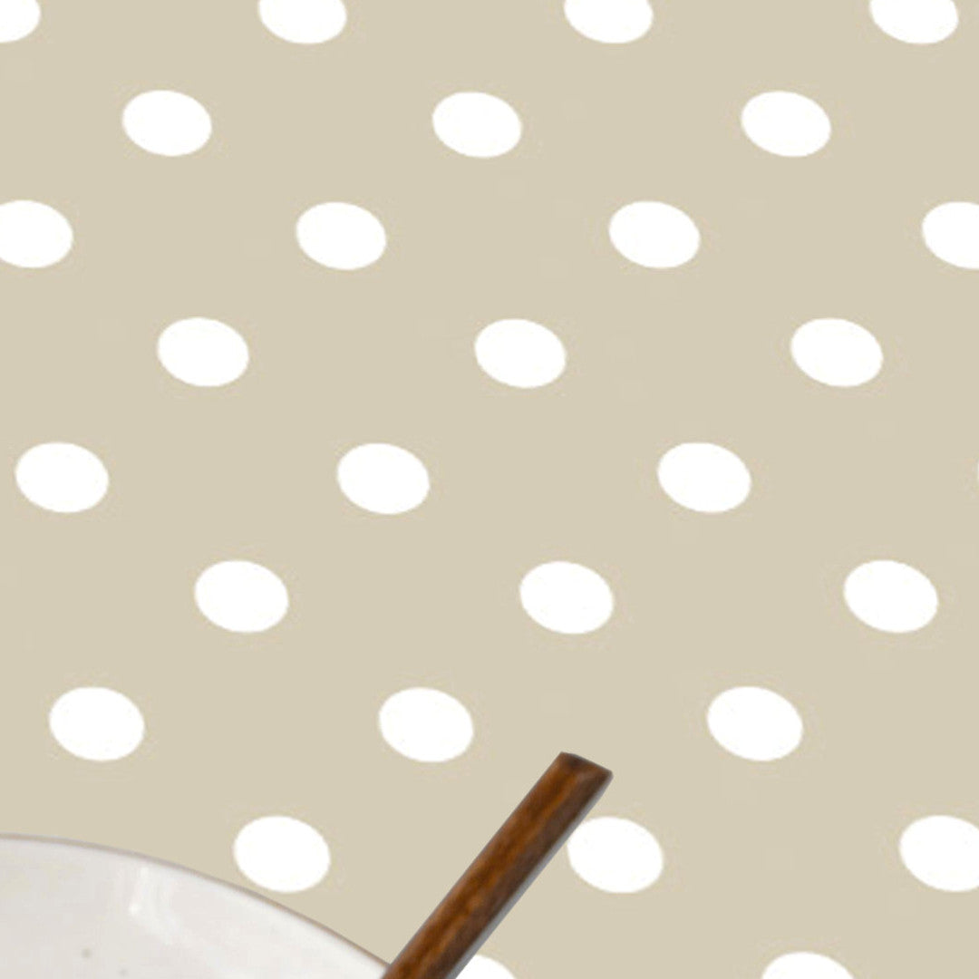 Top Dots Beige - Lys beige voksdug med hvide prikker, nærbillede