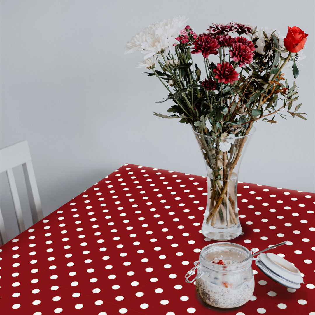 Top Dots Red - Mørk rød voksdug med hvide prikker, miljø